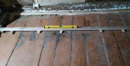 Выравнивание деревянного пола без вскрытия. Выравнивание деревянного пола: 6 способов исправить кривое положение