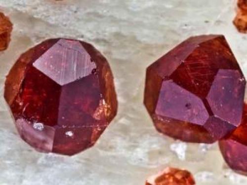 Натуральный гранат камень. Как отличить настоящий гранат от искусственного