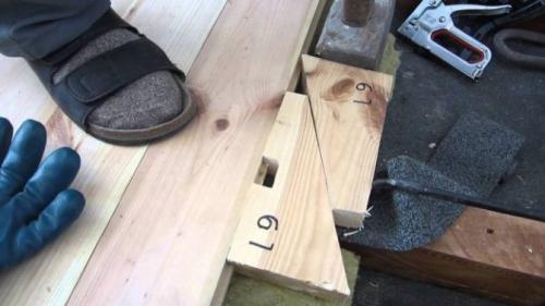 Как укрепить деревянный пол. Стяжка при помощи самодельных деревянных клиньев