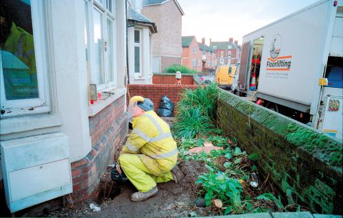 Укрепить пол в деревянном доме не разбирая. Выравнивание деревянного пола: 6 способов исправить кривое положение 03