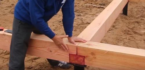 Устройство пола в деревянном доме на винтовых сваях. Монтаж обвязки свайного фундамента