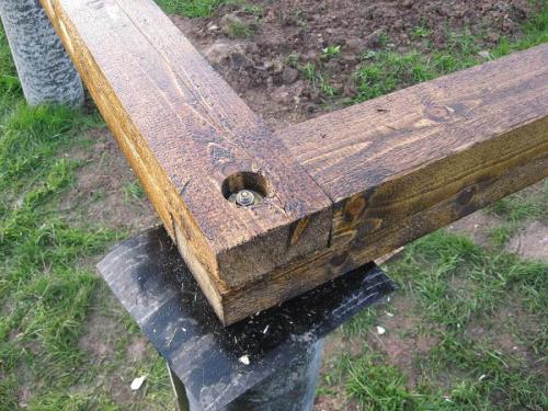 Устройство пола в деревянном доме на винтовых сваях. Монтаж обвязки свайного фундамента