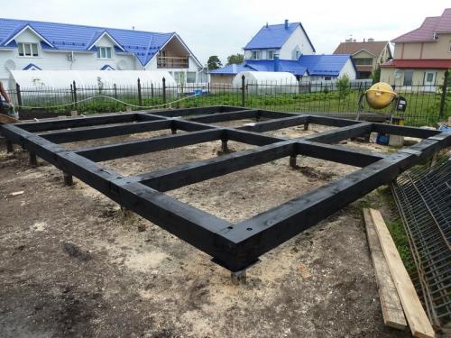 Устройство пола в деревянном доме на винтовых сваях. Монтаж обвязки свайного фундамента