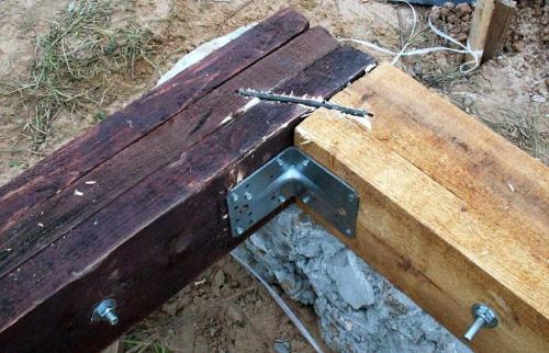 Устройство пола в деревянном доме на винтовых сваях. Монтаж обвязки свайного фундамента