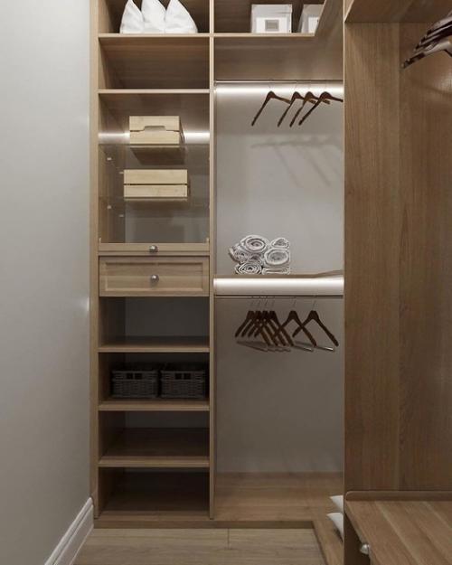 Шикарная гардеробная, очень много места для хранения вещей. 01