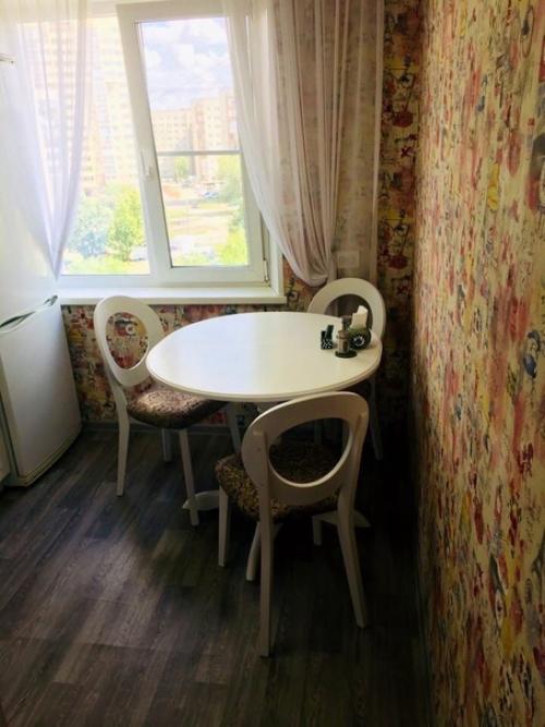 Простенькая и симпатичная кухня, площадью семь квадратов.