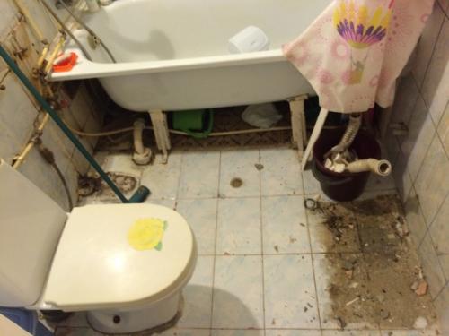 Муж ремонтом ванной комнаты занялся. 01