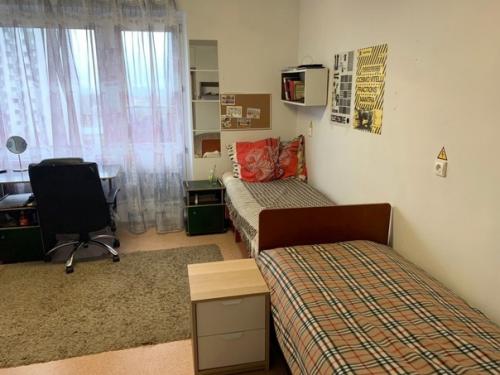 Сами и за свои средства комнату в общежитии обновили. 03