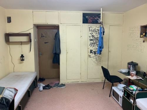 Сами и за свои средства комнату в общежитии обновили. 01