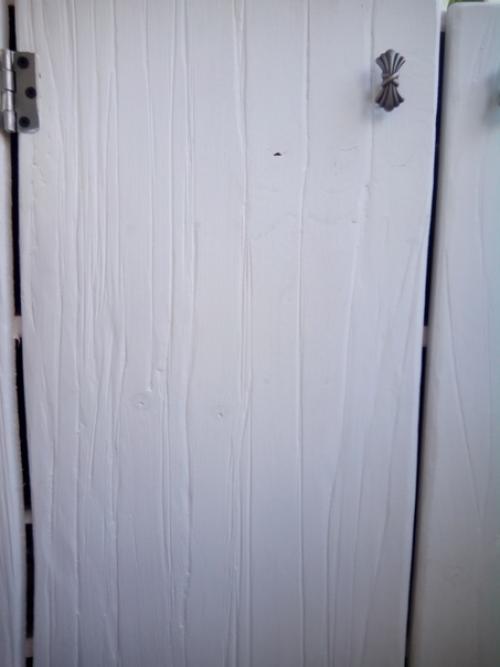 Сама обустроила на балконе небольшое место для посиделок, и одновременно место для хранения. 03