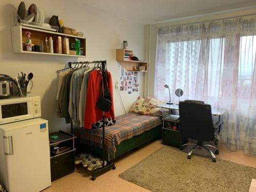 Сами и за свои средства комнату в общежитии обновили. 02