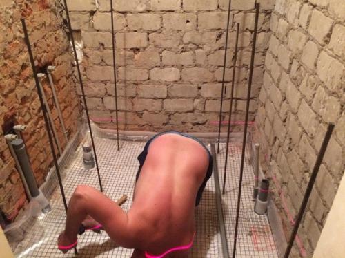 Муж ремонтом ванной комнаты занялся. 03