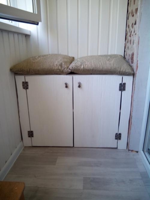 Сама обустроила на балконе небольшое место для посиделок, и одновременно место для хранения. 04