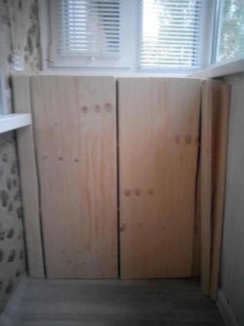 Сама обустроила на балконе небольшое место для посиделок, и одновременно место для хранения. 01