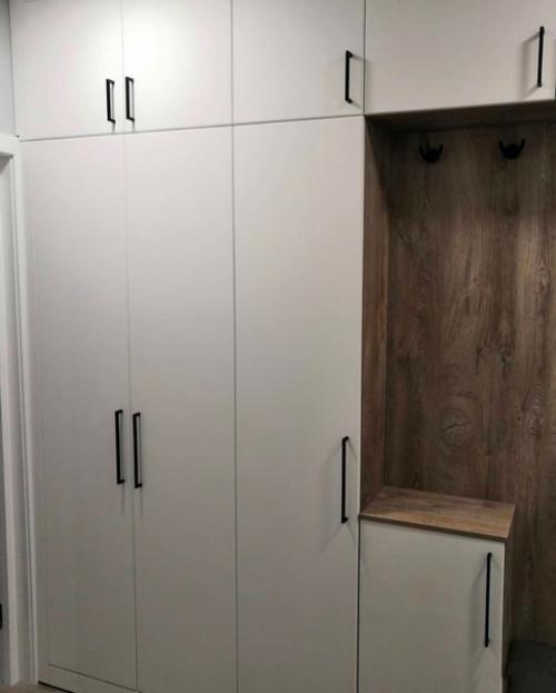 Даже в нашей узкой прихожей, нам удалось уместить большой шкаф. 02