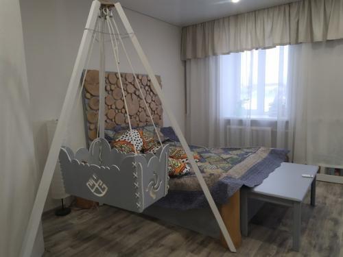 Супруг сделал подарок для меня и карапуза, кровать и колыбель. 03