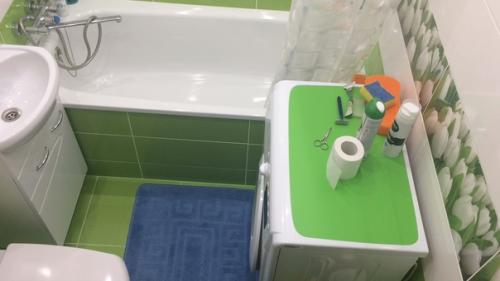 Муж ремонтом ванной комнаты занялся. 05