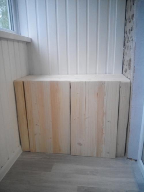 Сама обустроила на балконе небольшое место для посиделок, и одновременно место для хранения.