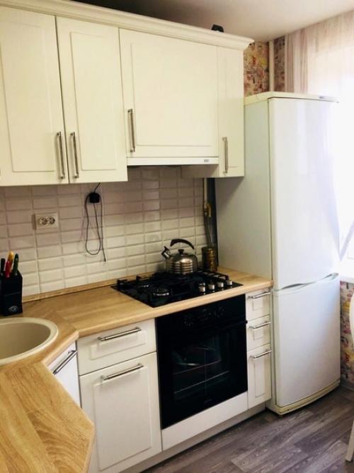 Простенькая и симпатичная кухня, площадью семь квадратов. 01