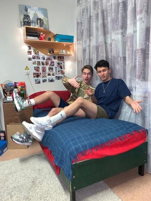 Сами и за свои средства комнату в общежитии обновили. 04