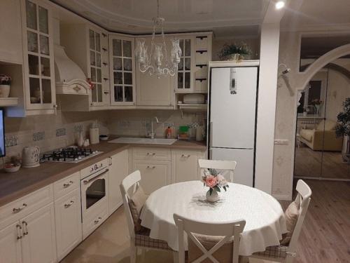 Вот так выглядит наша уютная кухня совмещенная с гостинной.