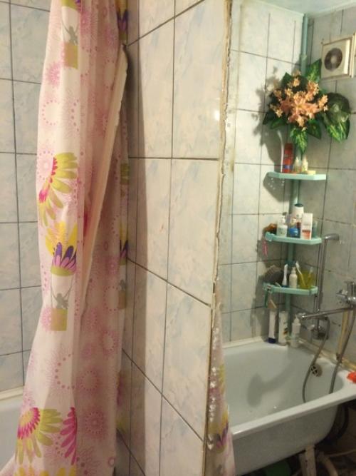 Муж ремонтом ванной комнаты занялся.