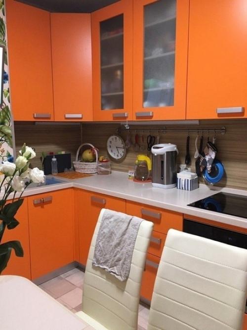 Очень симпатичная кухня в ярком оранжевом цвете. 01