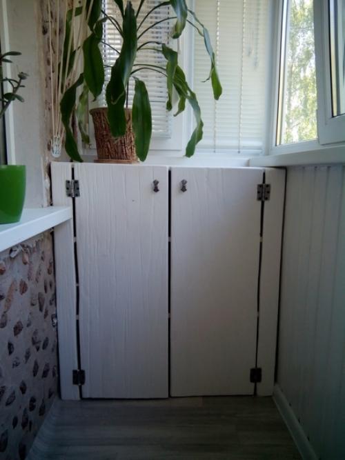 Сама обустроила на балконе небольшое место для посиделок, и одновременно место для хранения. 02