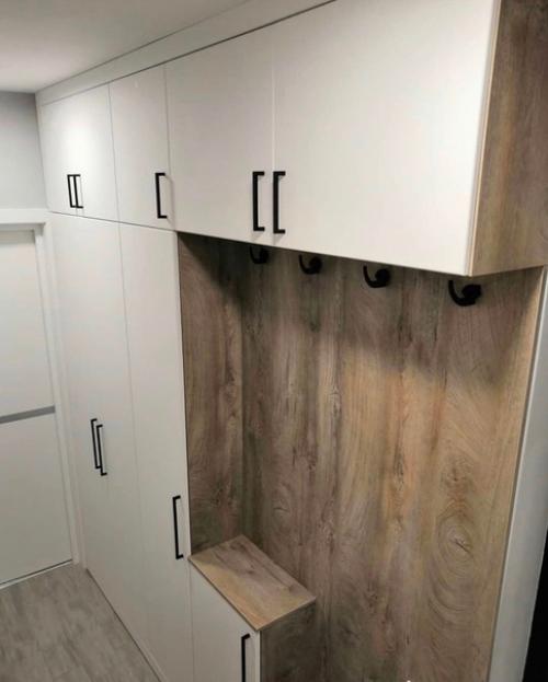 Даже в нашей узкой прихожей, нам удалось уместить большой шкаф. 04