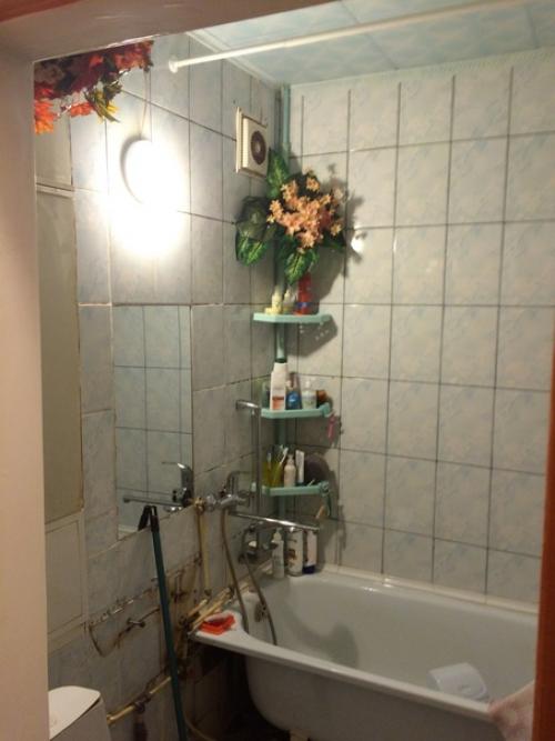 Муж ремонтом ванной комнаты занялся. 02