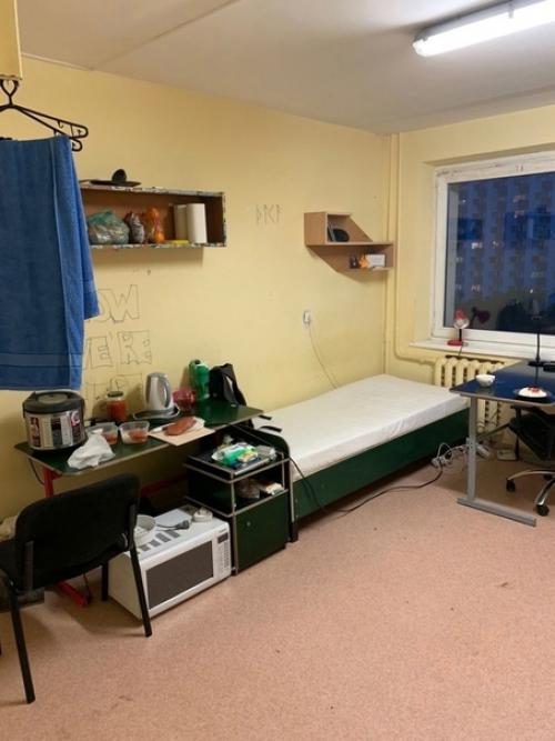 Сами и за свои средства комнату в общежитии обновили.