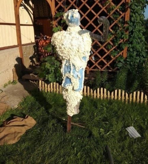 В интернете видел мем, в котором фигурировал такой садовый фонарь пугало. 01