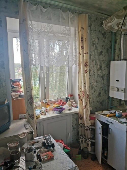 Мы посчитали, что пора бы обновить кухню в квартире бабушки, а то без слез не взглянешь. 01