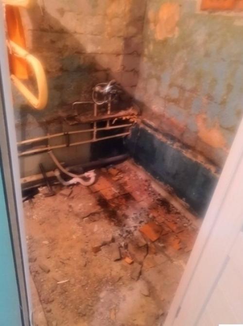 Так получилось, что пришлось в нашей новой квартире заново делать ванную комнату. 02