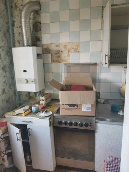 Мы посчитали, что пора бы обновить кухню в квартире бабушки, а то без слез не взглянешь. 05