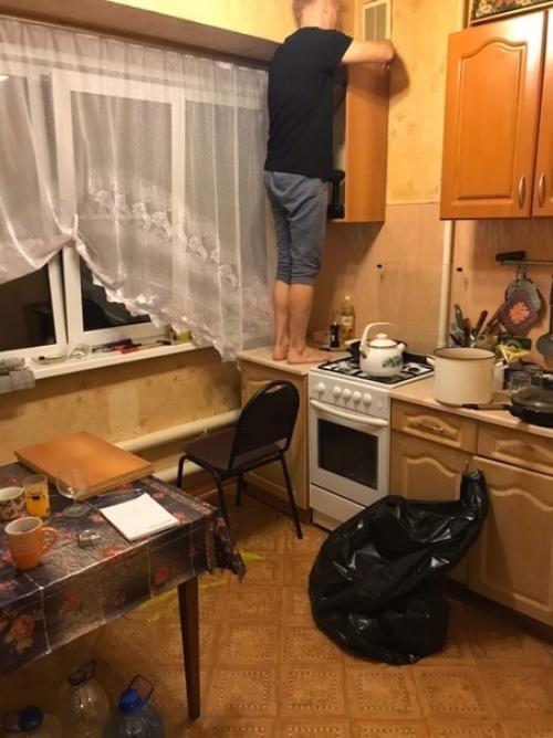 Полностью откапиталили кухню, так как тянуть с этим уже было никак нельзя. 01