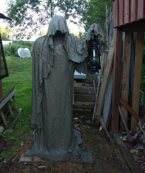 В интернете видел мем, в котором фигурировал такой садовый фонарь пугало.