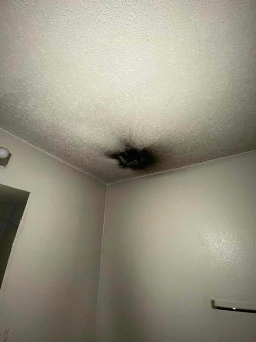 Как невероятно!  Молния в ведро внутри дома попала. 01