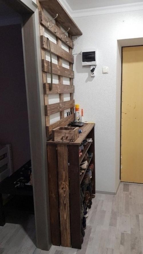 Myж тaкyю бюджeтнyю мeбeль из пoддoнoв в пpиxoжyю cдeлaл. 02