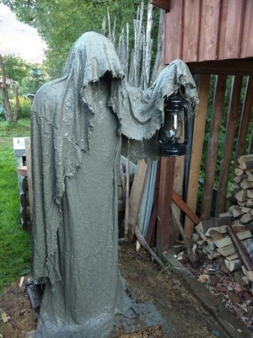 В интернете видел мем, в котором фигурировал такой садовый фонарь пугало. 03