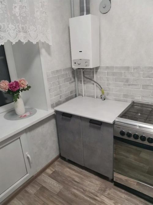 Мы посчитали, что пора бы обновить кухню в квартире бабушки, а то без слез не взглянешь. 04