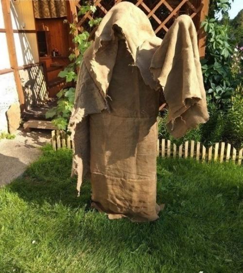 В интернете видел мем, в котором фигурировал такой садовый фонарь пугало. 02