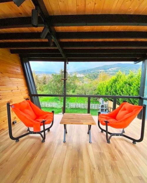 Какой маленький, но очень уютный домик на природе, с шикарно видом. 04