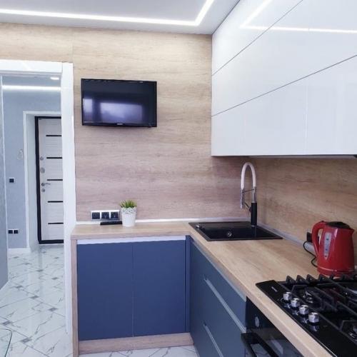 Великолепная кухня в синем цвете, белый с синим просто прекрасно сочетаются. 01