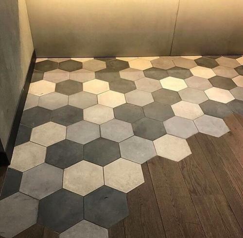 Вот вам несколько примеров, как может выглядеть ваше жилье, если применить сочетание сотовой плитки и ламината. 03