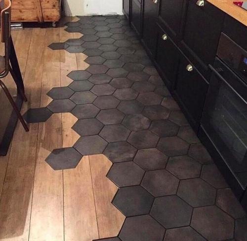 Вот вам несколько примеров, как может выглядеть ваше жилье, если применить сочетание сотовой плитки и ламината.