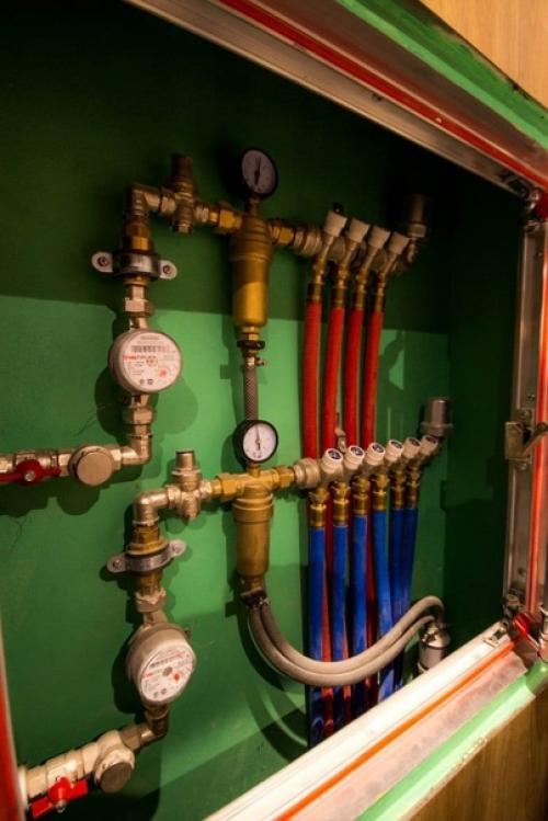 Напару с товарищем за неделю сделали ремонт в ванной. 07