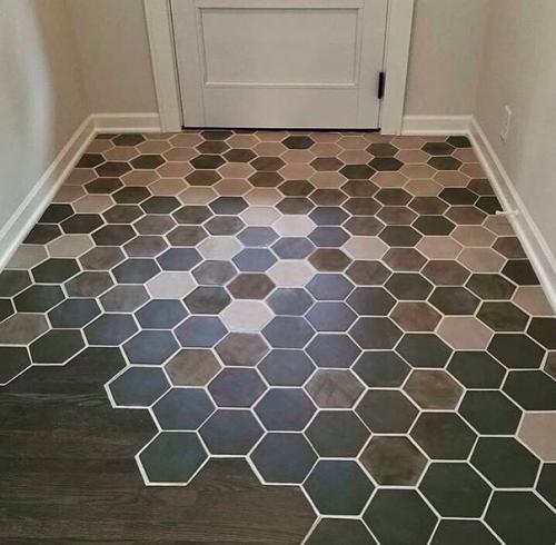 Вот вам несколько примеров, как может выглядеть ваше жилье, если применить сочетание сотовой плитки и ламината. 04