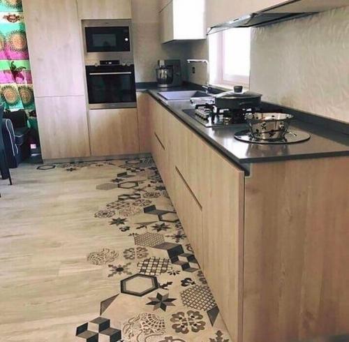 Вот вам несколько примеров, как может выглядеть ваше жилье, если применить сочетание сотовой плитки и ламината. 02