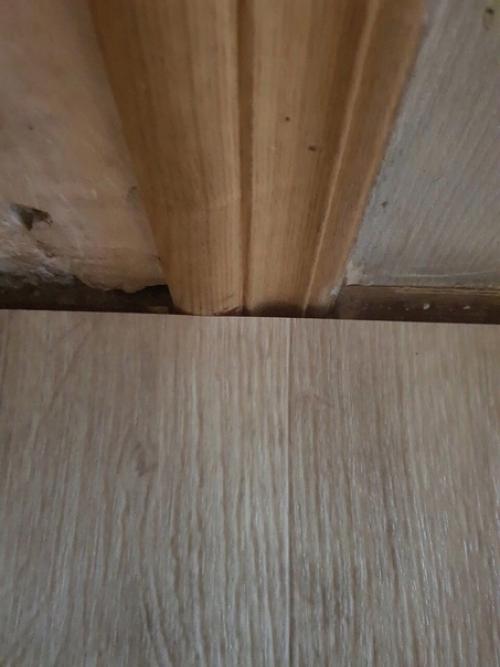 Весьма полезный инструмент в хозяйстве для подгона ламината к неровной поверхности.